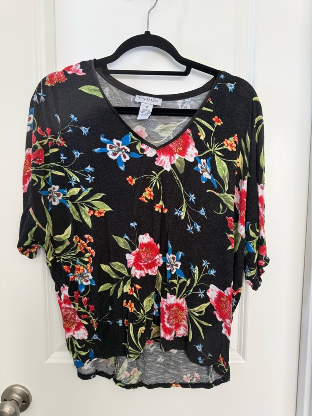 Carmen Marc Valvo Black Floral V-Neck Short Sleeve Top